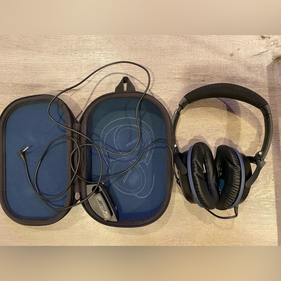 BOSE wired, noise canceling headphones and case
